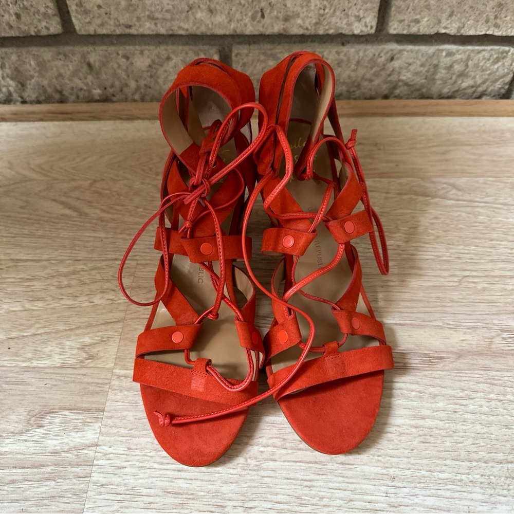 New Banana Republic Suede Strappy Lace up Sandals 8.5  Blovk Heels